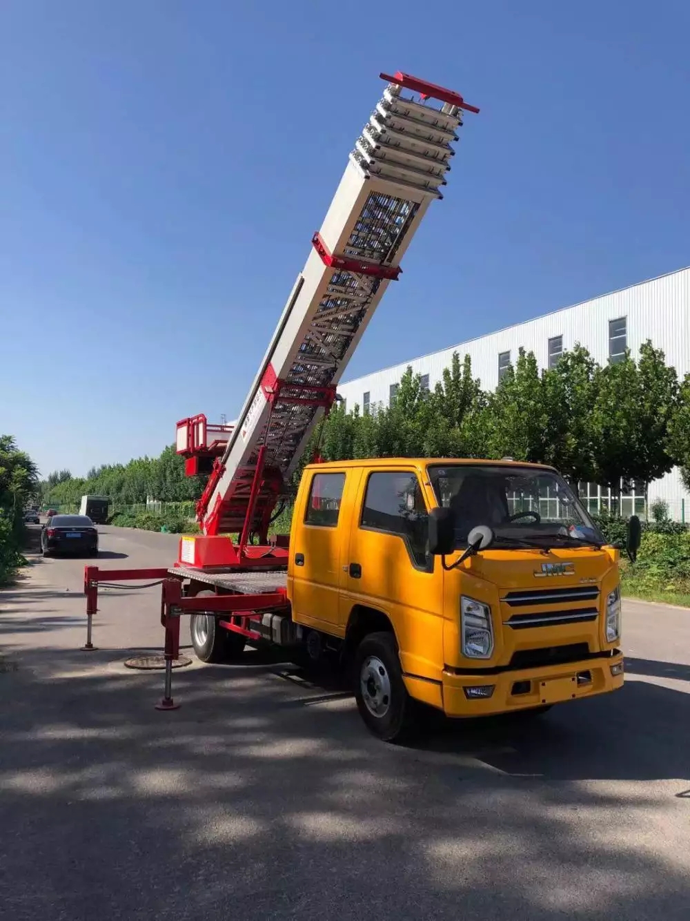 连州附近的云梯车出租服务：轻松解决高空作业需求